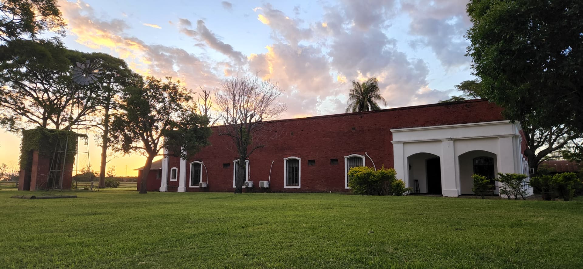 Fachada de ladrillo de la Estancia Yapeyú al atardecer